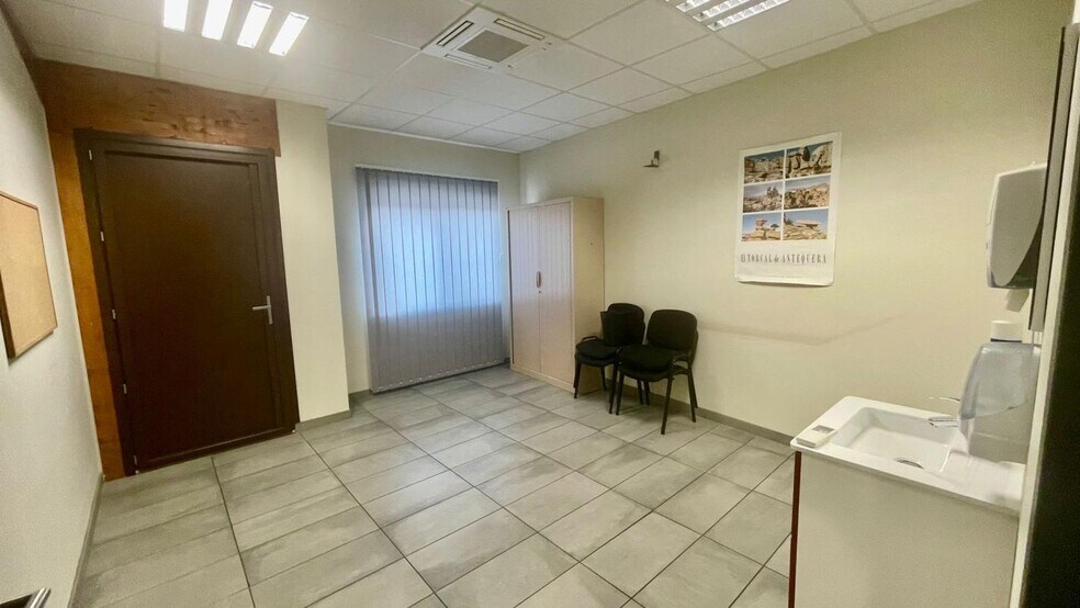 Bureau dans Montrevel-en-Bresse à vendre - Photo intérieure – Image 2 sur 9