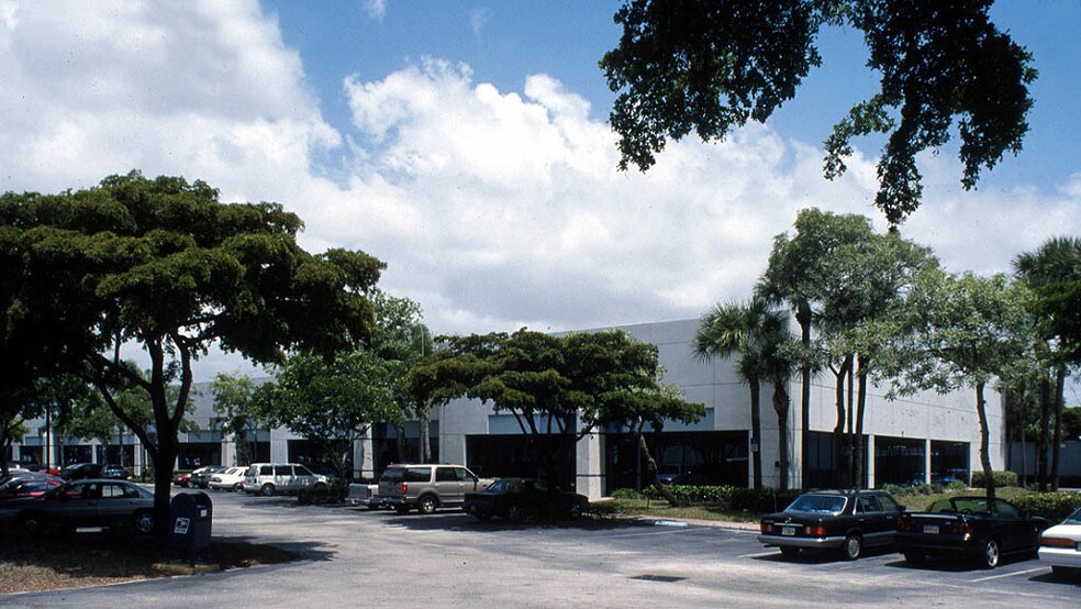 3800-3890 Park Central Blvd N, Pompano Beach, FL à vendre - Photo de l’immeuble – Image 2 sur 8