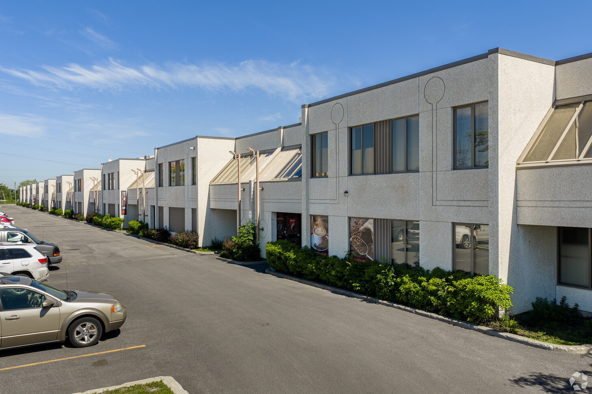 4555 Boul Des Grandes-Prairies, Saint-leonard, QC à louer Photo de l’immeuble– Image 1 sur 6