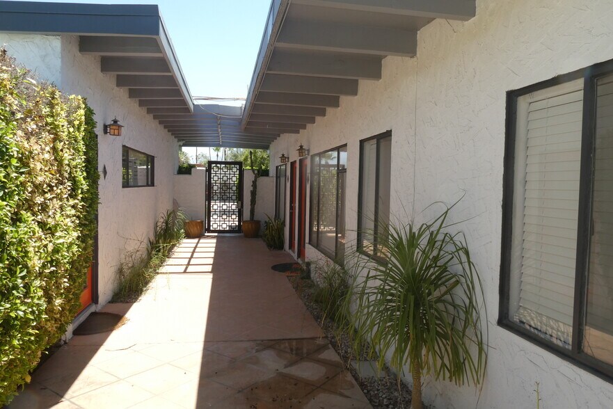 222 W Via Sol, Palm Springs, CA à vendre - Photo de l’immeuble – Image 3 sur 5