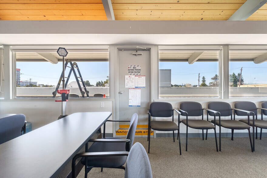 8399 Edgewater Dr, Oakland, CA à louer - Photo de l’immeuble – Image 2 sur 30