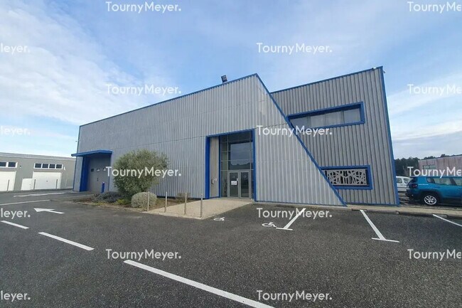 Plus de détails pour Local d'activités à louer