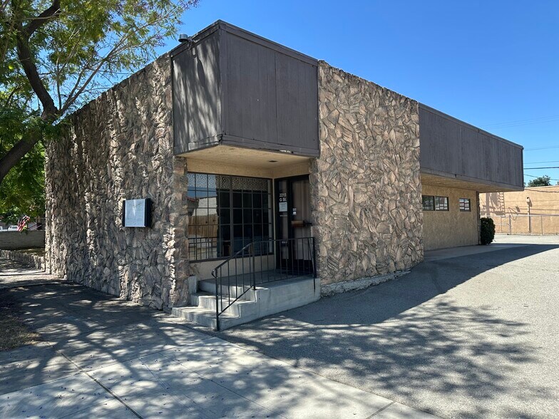2215 G St, Bakersfield, CA à vendre - Photo de l’immeuble – Image 1 sur 15