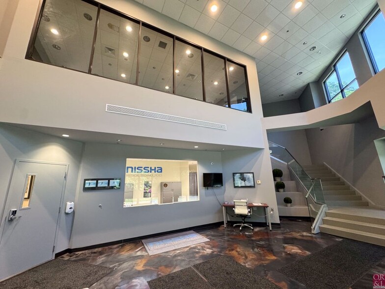 1 Hillside Dr, Wolcott, CT à vendre - Photo intérieure – Image 3 sur 28