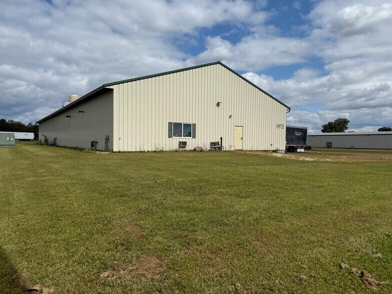 1975 Spindt Dr, Waupaca, WI à vendre - Photo de l’immeuble – Image 3 sur 21