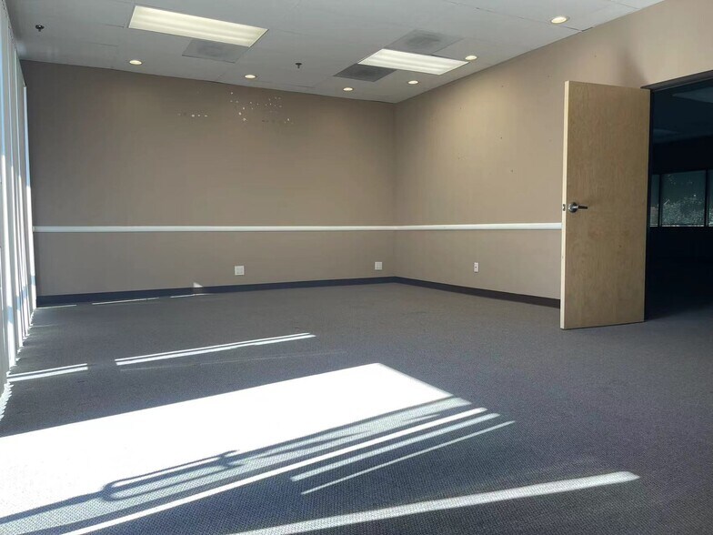 20 E Foothill Blvd, Arcadia, CA à louer - Photo intérieure – Image 2 sur 15