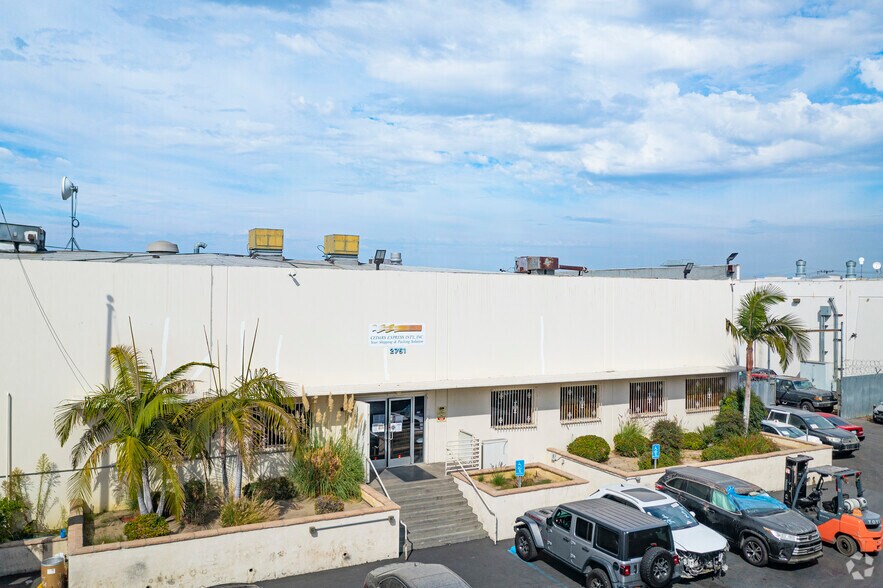 2751 El Presidio St, Carson, CA à vendre - Photo de l’immeuble – Image 1 sur 3