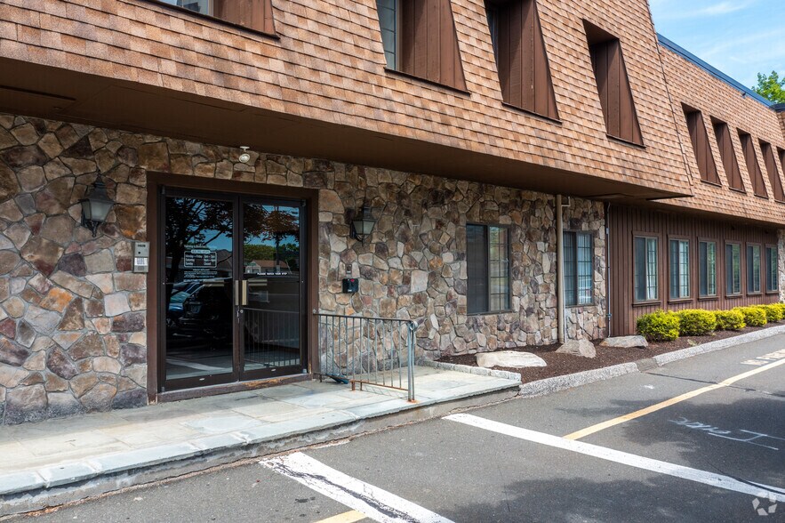 304 Federal Rd, Brookfield, CT à vendre - Photo de l’immeuble – Image 1 sur 5