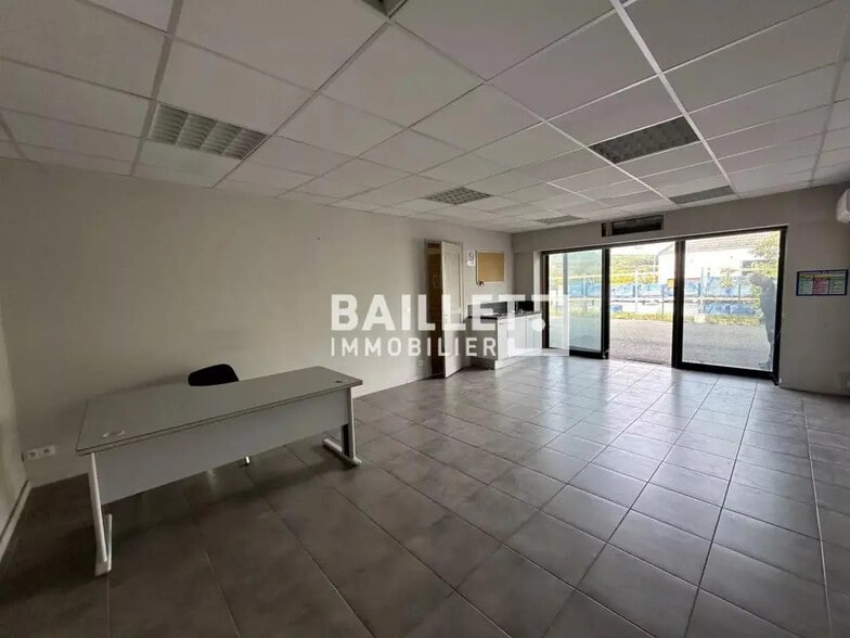 Bureau dans Tourrettes à louer - Photo de l’immeuble – Image 3 sur 10