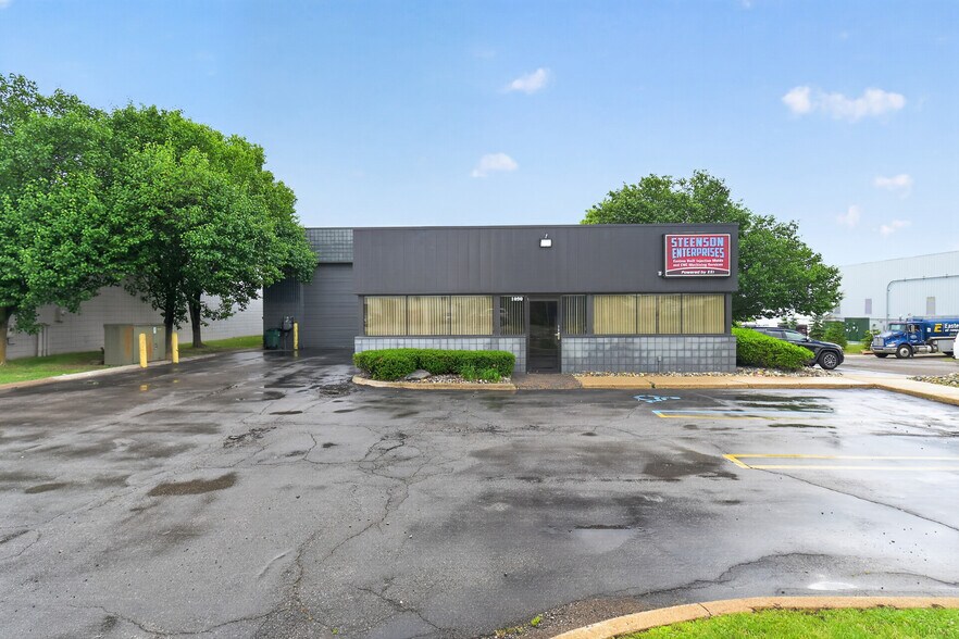 1090 Doris Rd, Auburn Hills, MI à louer - Photo de l’immeuble – Image 2 sur 22