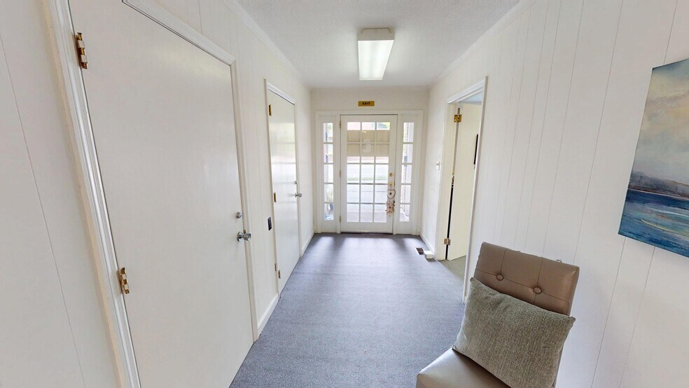 230 W Pennsylvania Ave, Southern Pines, NC à vendre - Photo intérieure – Image 2 sur 8
