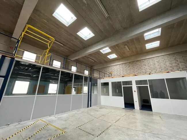 Plus de détails pour Local d'activités à louer