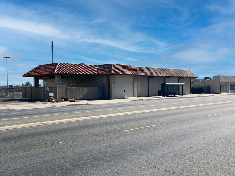 921 E Palmdale Blvd, Palmdale, CA à vendre - Photo de l’immeuble – Image 1 sur 7