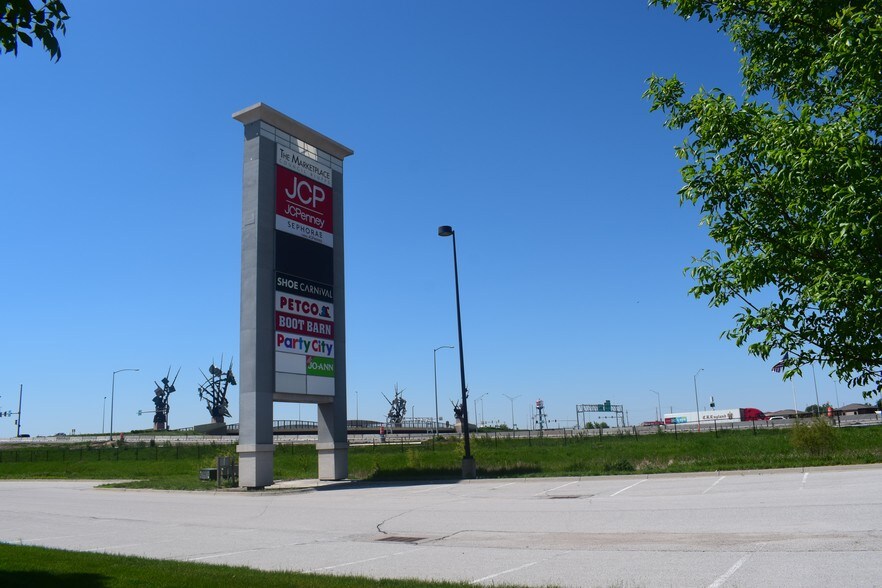 3271 Market Place Dr, Council Bluffs, IA à vendre - Photo de l’immeuble – Image 3 sur 14