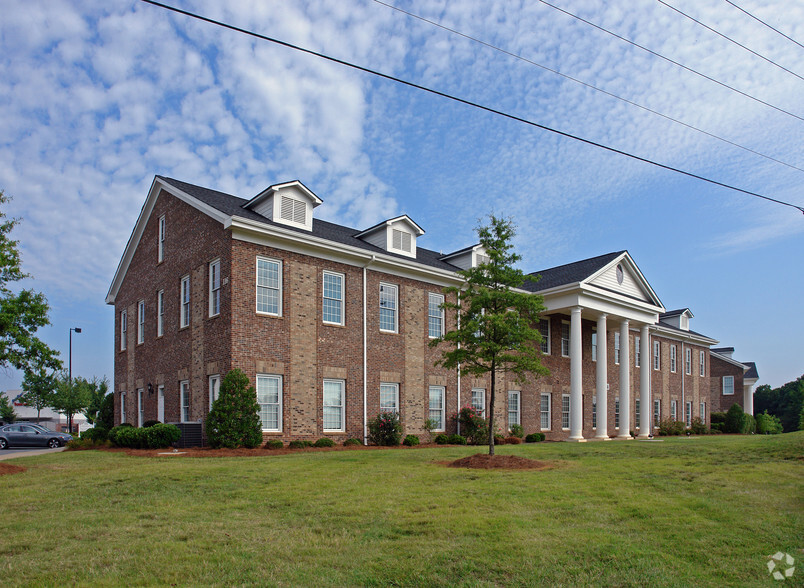 116 Morlake Dr, Mooresville, NC à louer - Photo principale – Image 1 sur 11