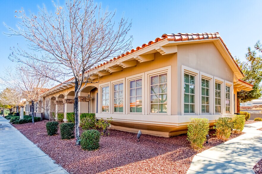 3283 E Warm Springs Rd, Las Vegas, NV à louer - Photo de l’immeuble – Image 1 sur 23