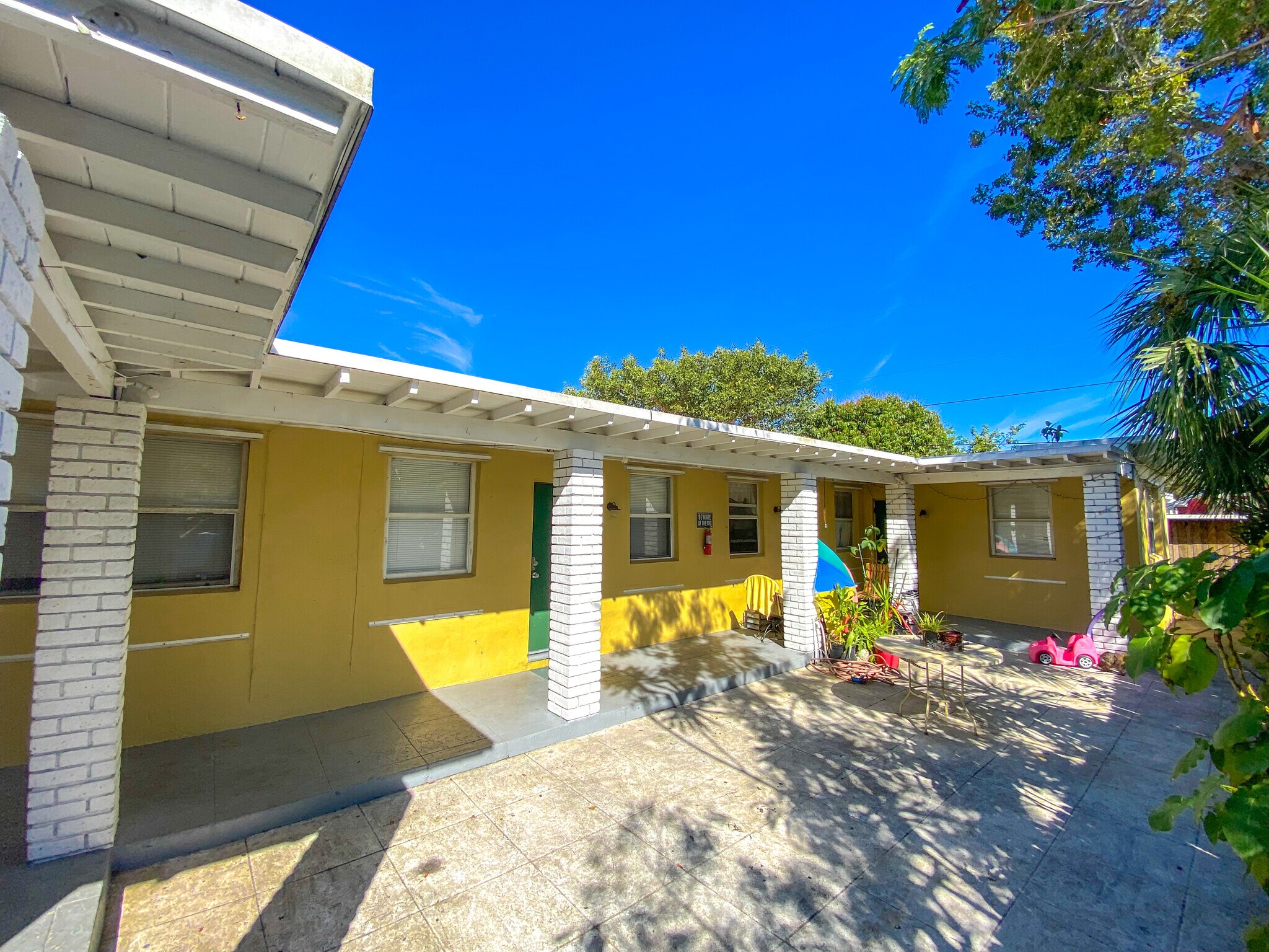 527 48th St, West Palm Beach, FL à vendre Photo principale– Image 1 sur 8