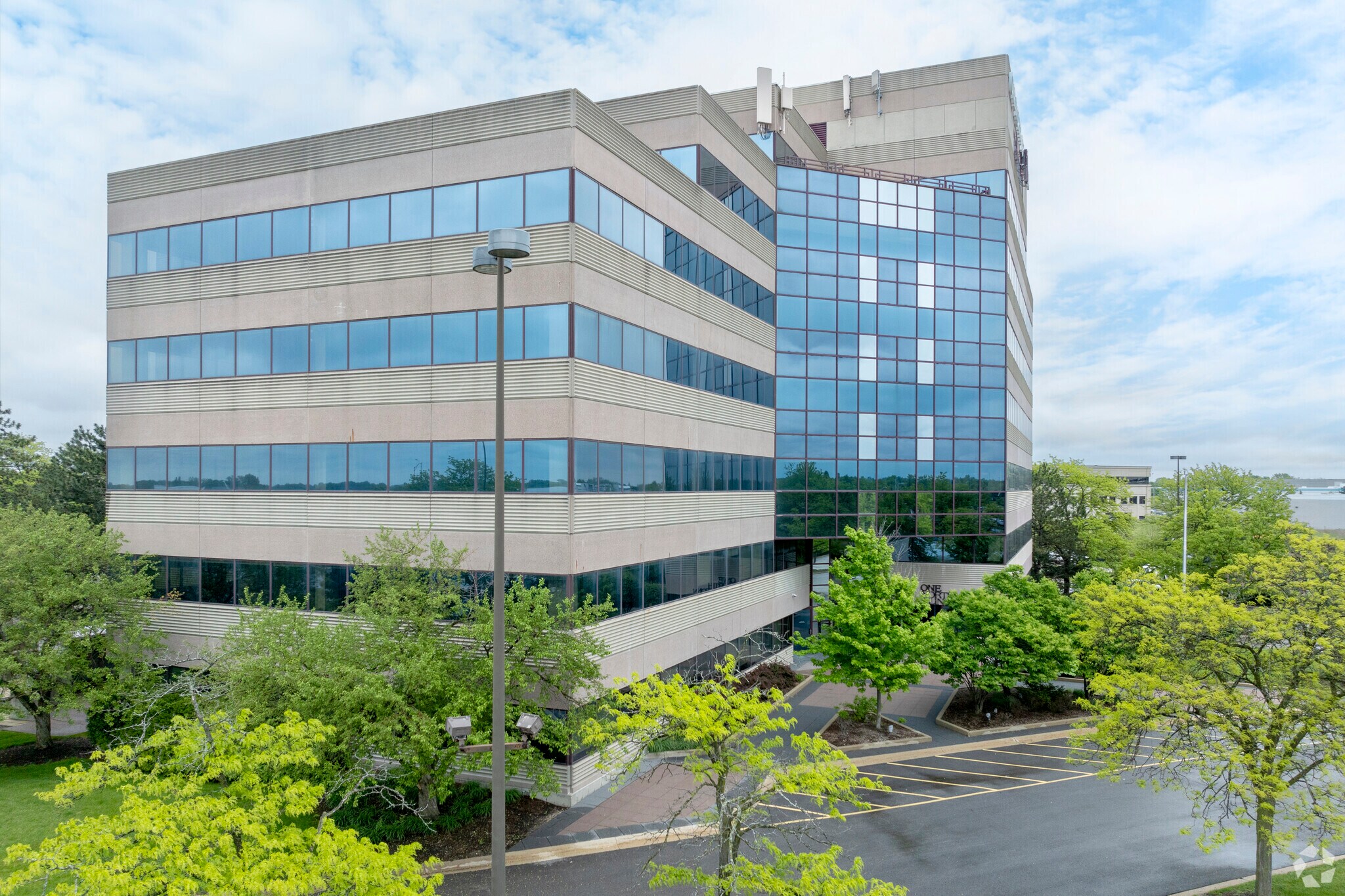 1500 W Shure Dr, Arlington Heights, IL à louer Photo de l’immeuble– Image 1 sur 5