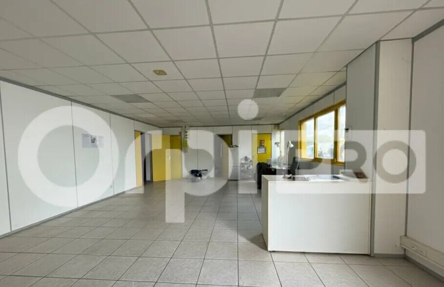 Local d’activités dans Santeny à louer - Photo intérieure – Image 2 sur 7