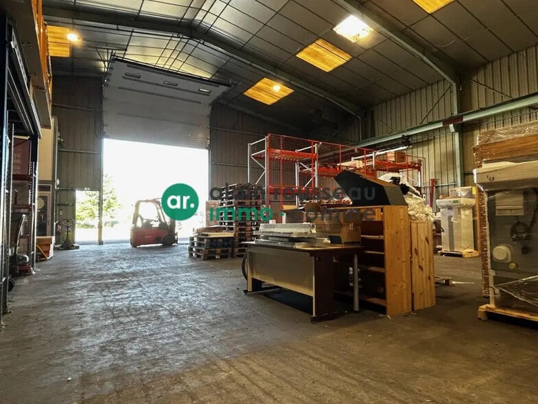 Local d’activités dans SAINT-BARTHELEMY-D'ANJOU à louer - Photo de l’immeuble – Image 3 sur 7