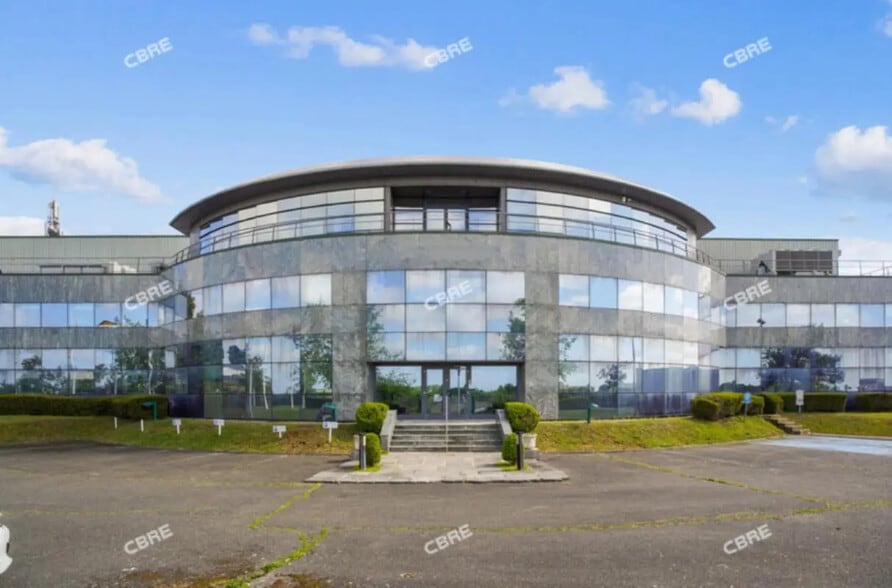 Local d'activités dans Houdan à vendre - Photo de l’immeuble – Image 2 sur 14