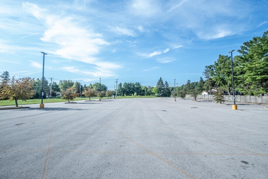 1361 Grand Ave, Hartford, WI à vendre - Photo de l’immeuble – Image 3 sur 17