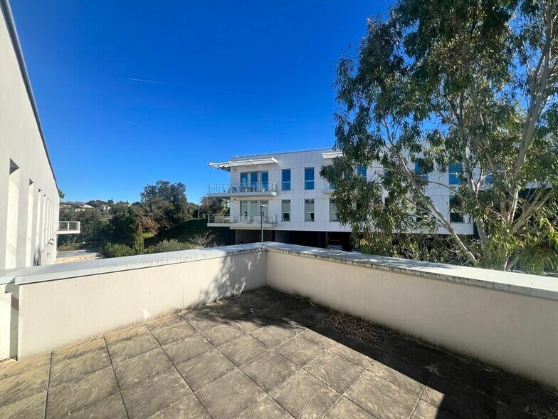 965 Avenue Roumanille, Biot à louer - Photo de l’immeuble – Image 3 sur 9