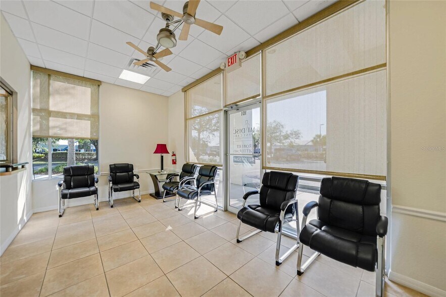 18308 Murdock Cir, Port Charlotte, FL à vendre - Photo de l’immeuble – Image 3 sur 27