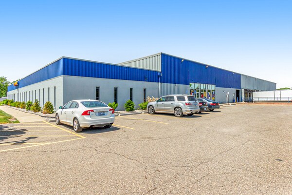 30550 Ecorse Rd, Romulus, MI à louer - Photo de l’immeuble – Image 1 sur 1