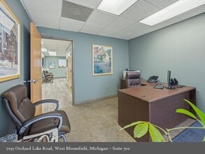 7035 Orchard Lake Rd, West Bloomfield, MI à louer Photo intérieure– Image 2 sur 9