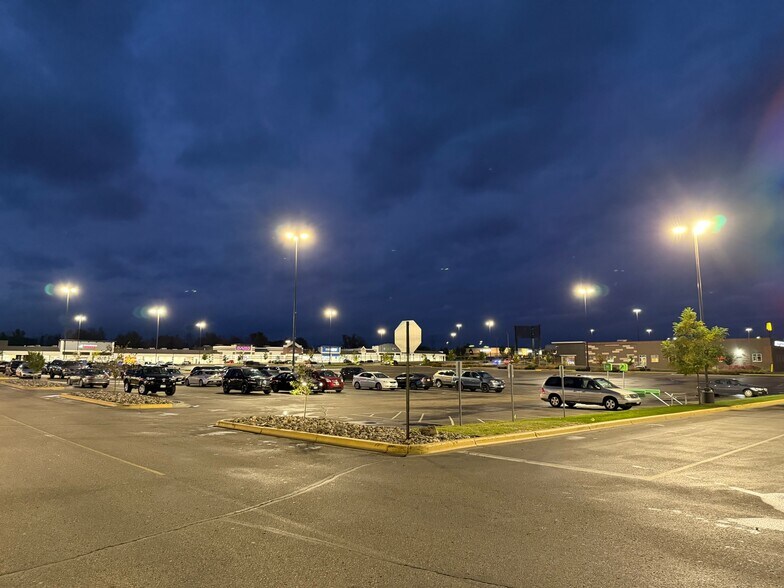 1715-1749 Beam Ave, Maplewood, MN à louer - Photo de l’immeuble – Image 2 sur 43