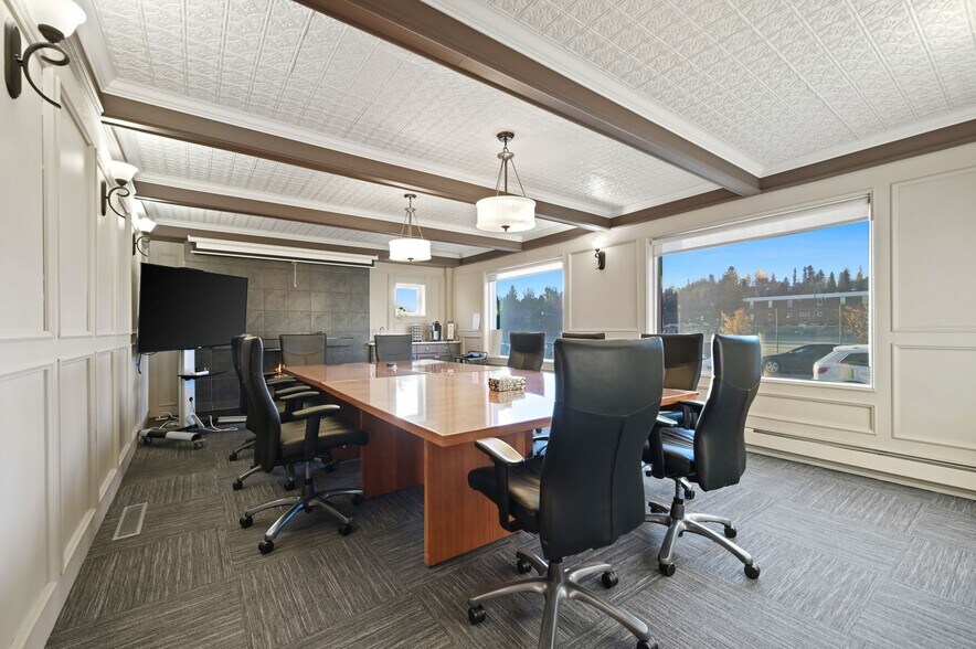1850 14th St SW, Calgary, AB à vendre - Photo de l’immeuble – Image 2 sur 5