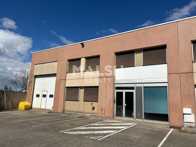 Local d’activités dans Chassieu à louer - Photo de l’immeuble – Image 1 sur 2