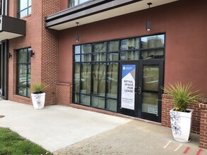 1617 S Tryon St, Charlotte, NC à louer Photo de l’immeuble– Image 1 sur 1