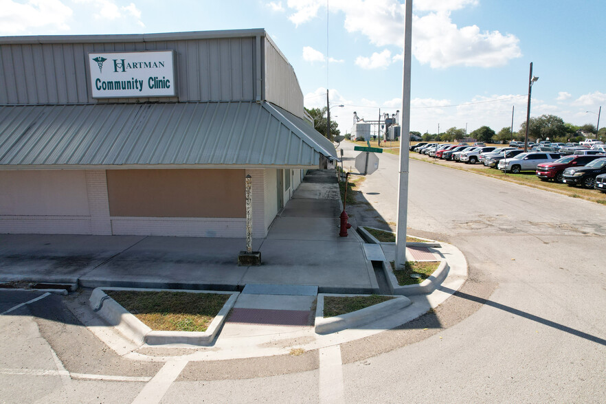 108 E San Patricio Ave, Mathis, TX à vendre - Photo de l’immeuble – Image 2 sur 6