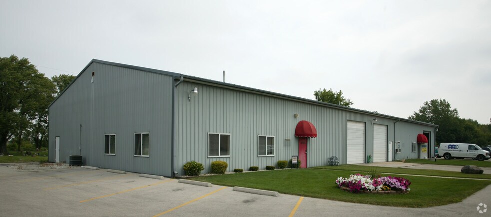 6418 S Howell Ave, Oak Creek, WI à louer - Photo principale – Image 1 sur 1