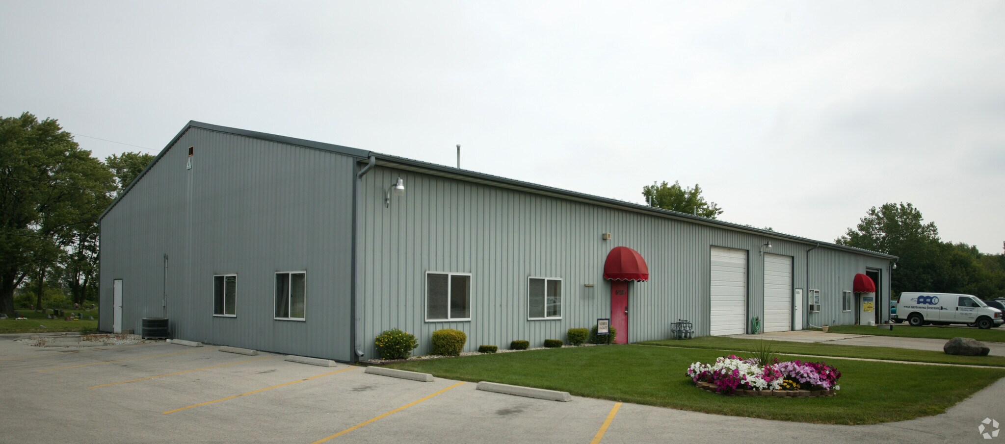 6418 S Howell Ave, Oak Creek, WI à louer Photo principale– Image 1 sur 2