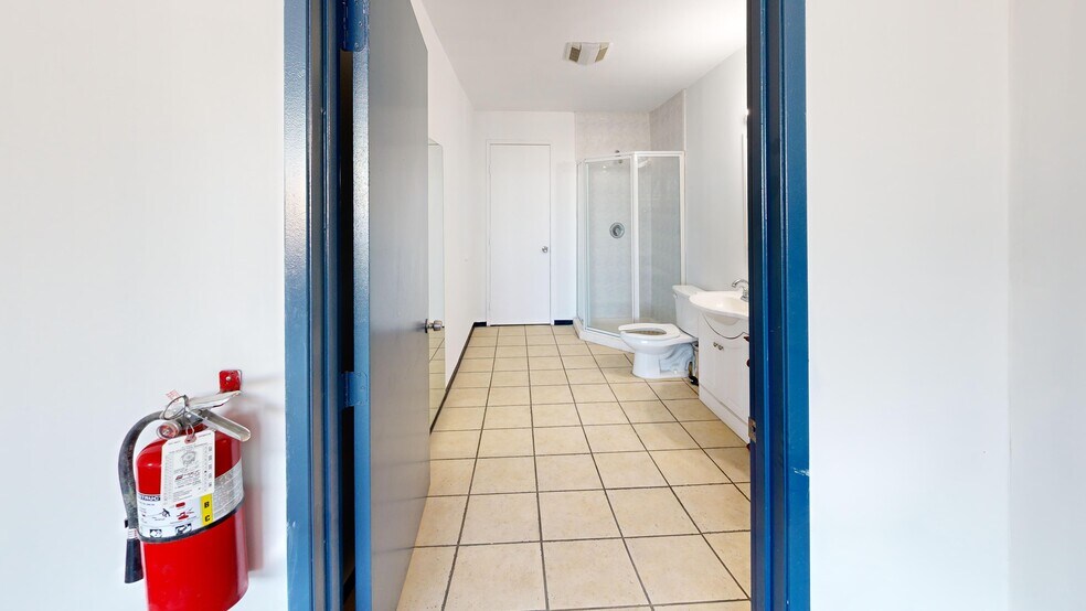 530 E 8th St, Los Angeles, CA à louer - Photo de l’immeuble – Image 3 sur 11