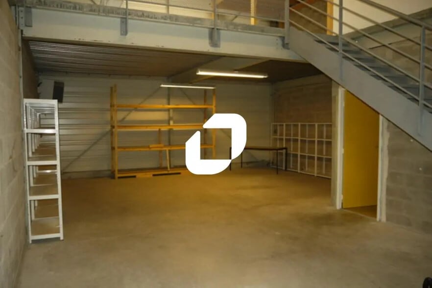 Local d’activités dans Santeny à louer - Photo de l’immeuble – Image 2 sur 3