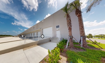 Airport Haul Rd, Fort Myers, FL à louer Numérisation 3D Matterport– Image 1 sur 5