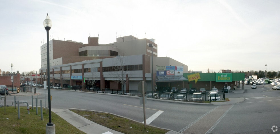 300 John St, Markham, ON à louer - Photo principale – Image 2 sur 9