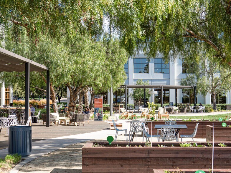 111 Academy Dr, Irvine, CA à louer - Photo de l’immeuble – Image 3 sur 10