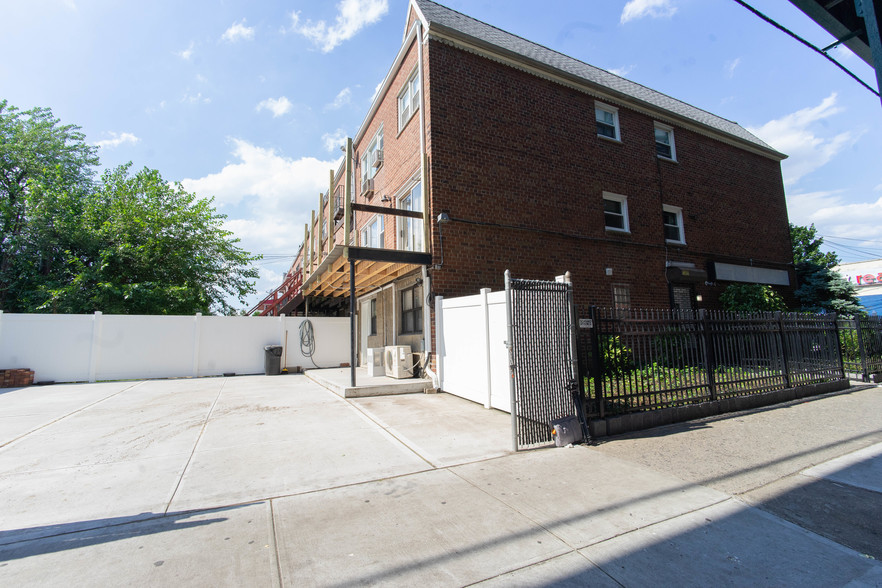 10380 103rd St, Ozone Park, NY à vendre - Photo de l’immeuble – Image 1 sur 20