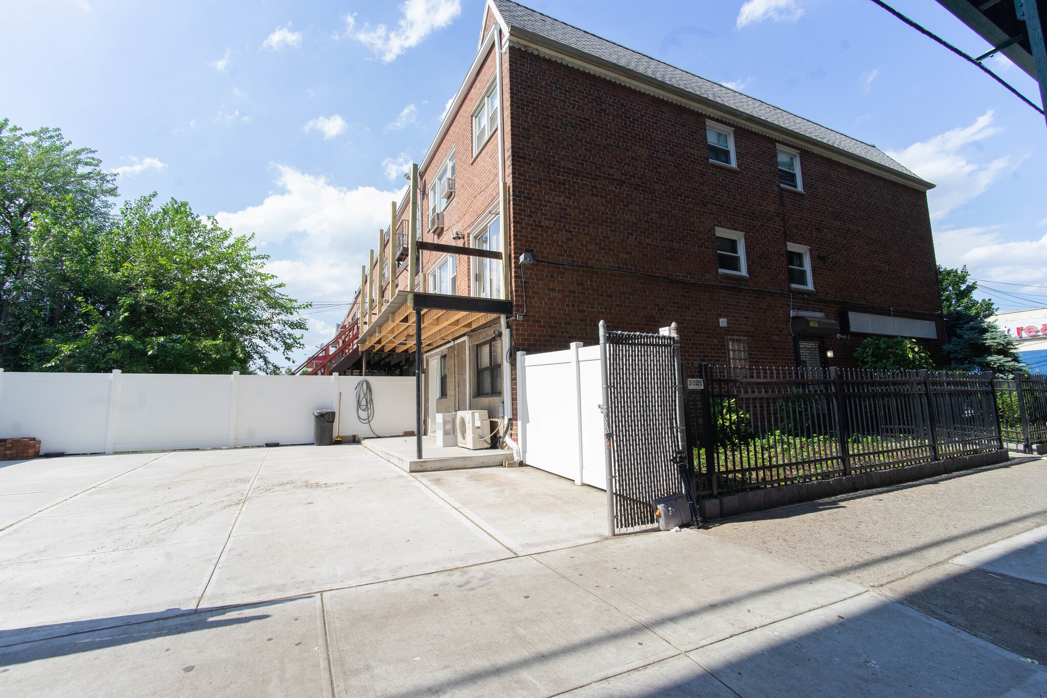 10380 103rd St, Ozone Park, NY à vendre Photo de l’immeuble– Image 1 sur 21