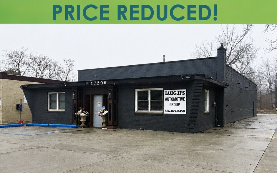 17206 E Thirteen Mile Rd, Roseville, MI à vendre - Photo de l’immeuble – Image 2 sur 8