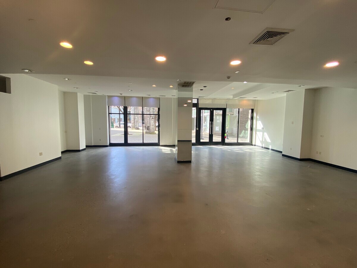 333-347 NW 9th Ave, Portland, OR 97209 - Lot Retail -  - Photo intérieure - Image 1 of 15