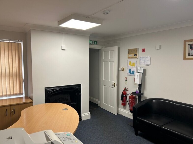 58 Guildford St, Chertsey à louer - Photo intérieure – Image 2 sur 8