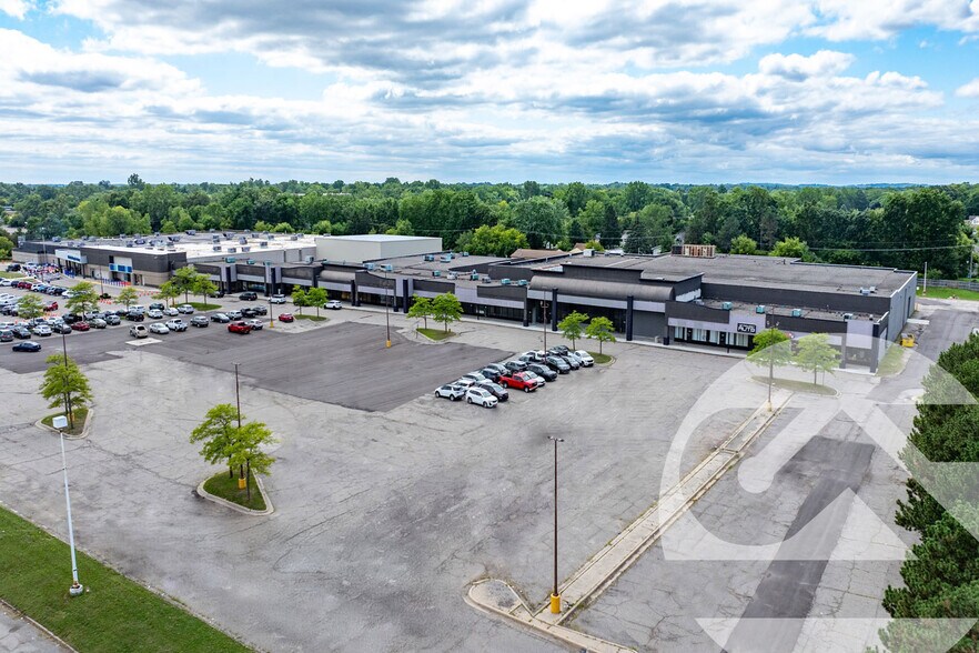 357-425 Summit Dr, Waterford, MI à louer - Photo principale – Image 1 sur 1