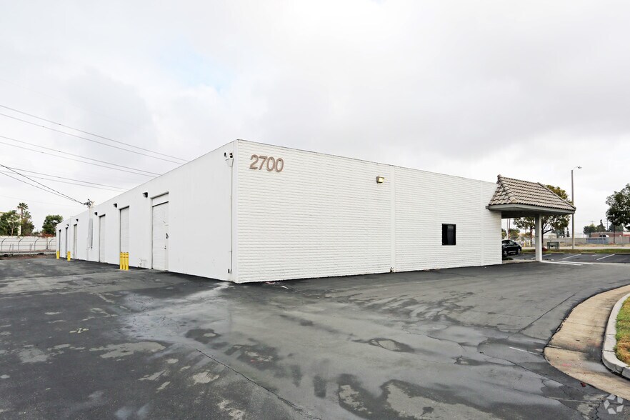 2700 S Main St, Santa Ana, CA à louer - Photo de l’immeuble – Image 3 sur 4