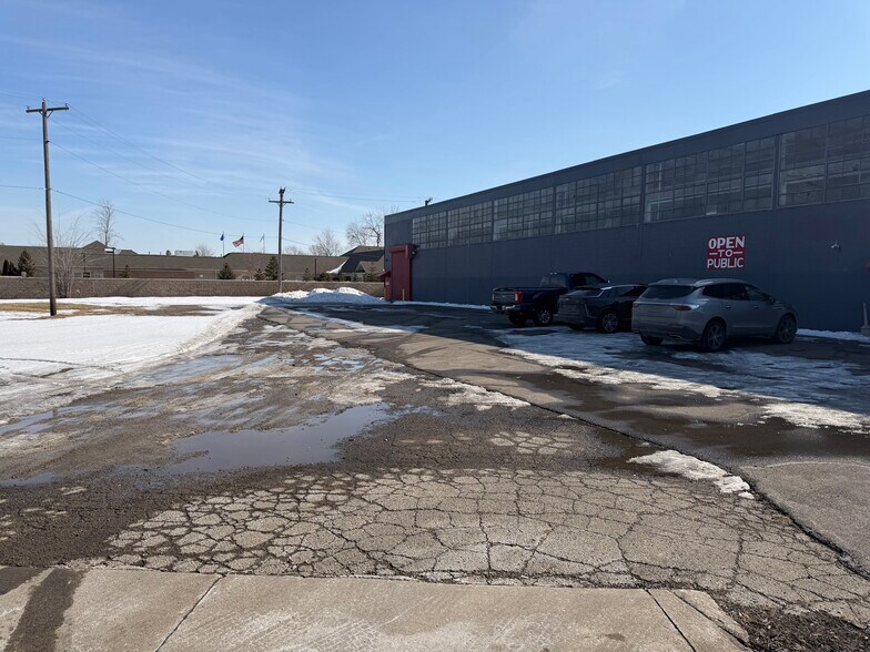30744 Groesbeck Hwy, Roseville, MI à vendre - Photo de l’immeuble – Image 3 sur 13